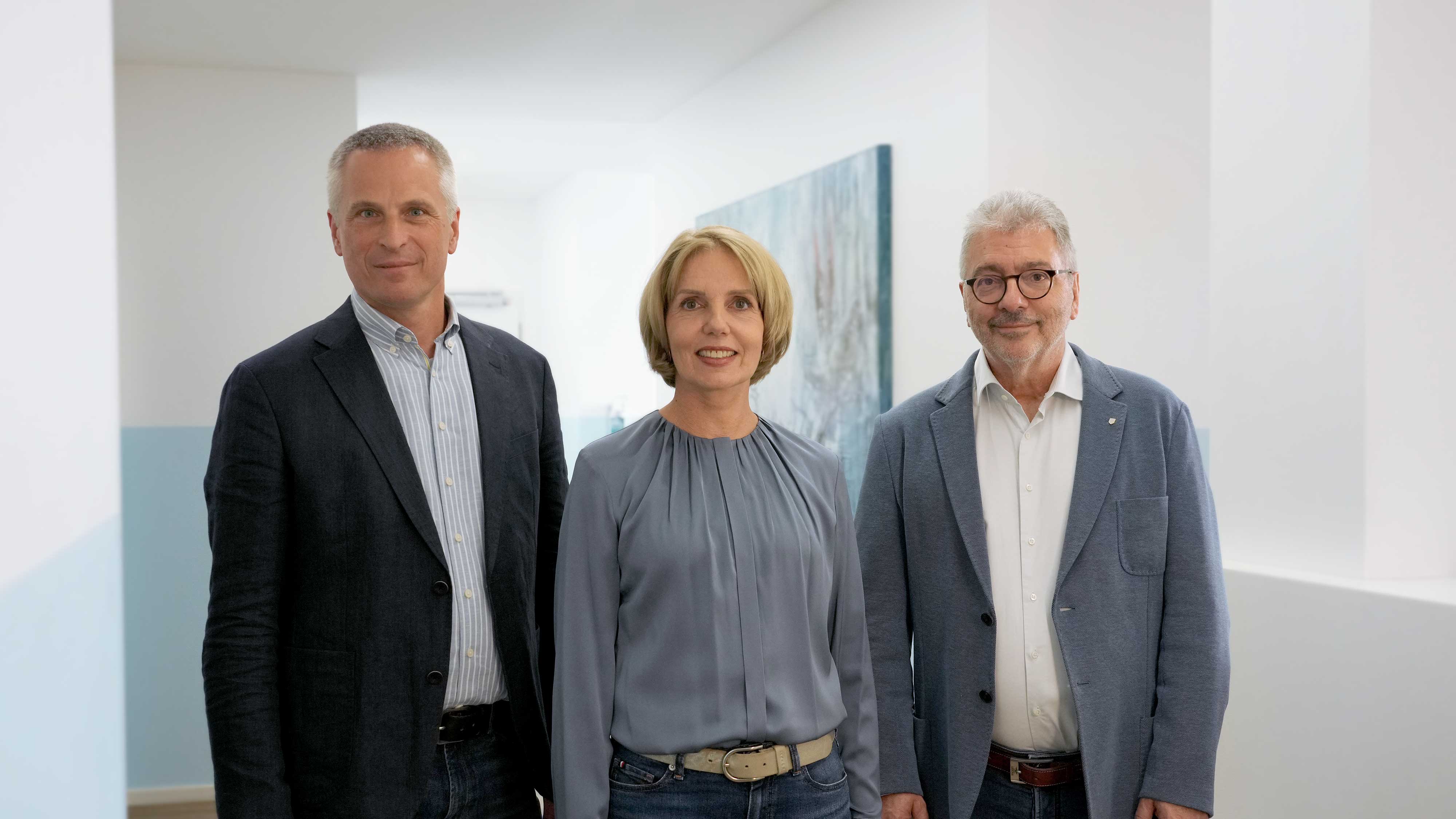 Leitende Ärzte des Lungenzentrum Darmstadt im Praxis-Flur (von links nach rechts): Dr. med. Konrad Kneser, Arzt für Innere Medizin, Pneumologie, Somnologie, Internistische Intensivmedizin und Notfallmedizin, Dr. med. Esther Bank-Weis, Ärztin für Innere Medizin, Pneumologie und Somnologie, und Dr. med. Andreas Forster, Arzt für Innere Medizin, Pneumologie, Allergologie und Somnologie