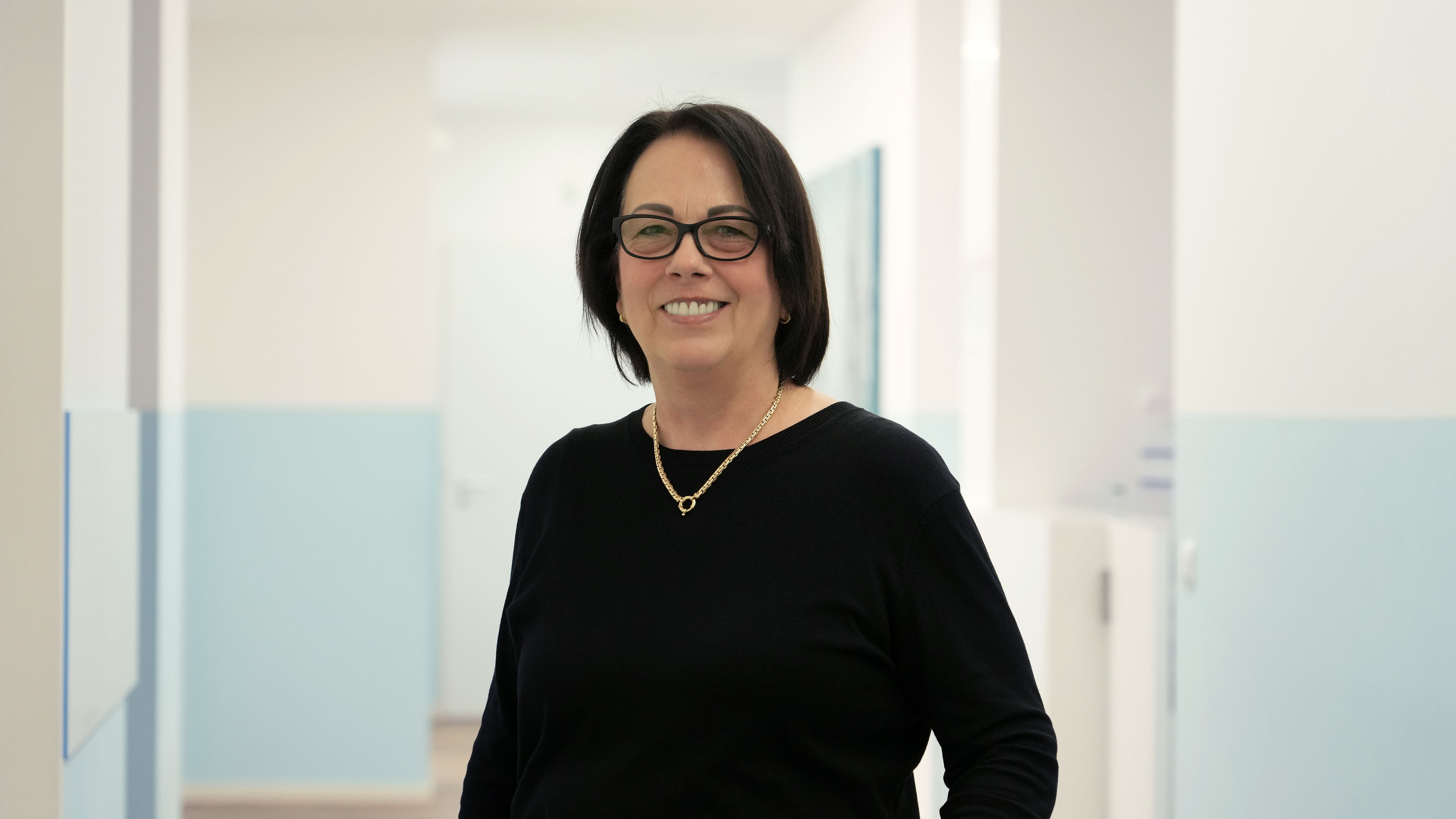 Porträt von Alice Kutschka im Praxis-Flur, Mitarbeiterin im Lungenzentrum Darmstadt, Backoffice