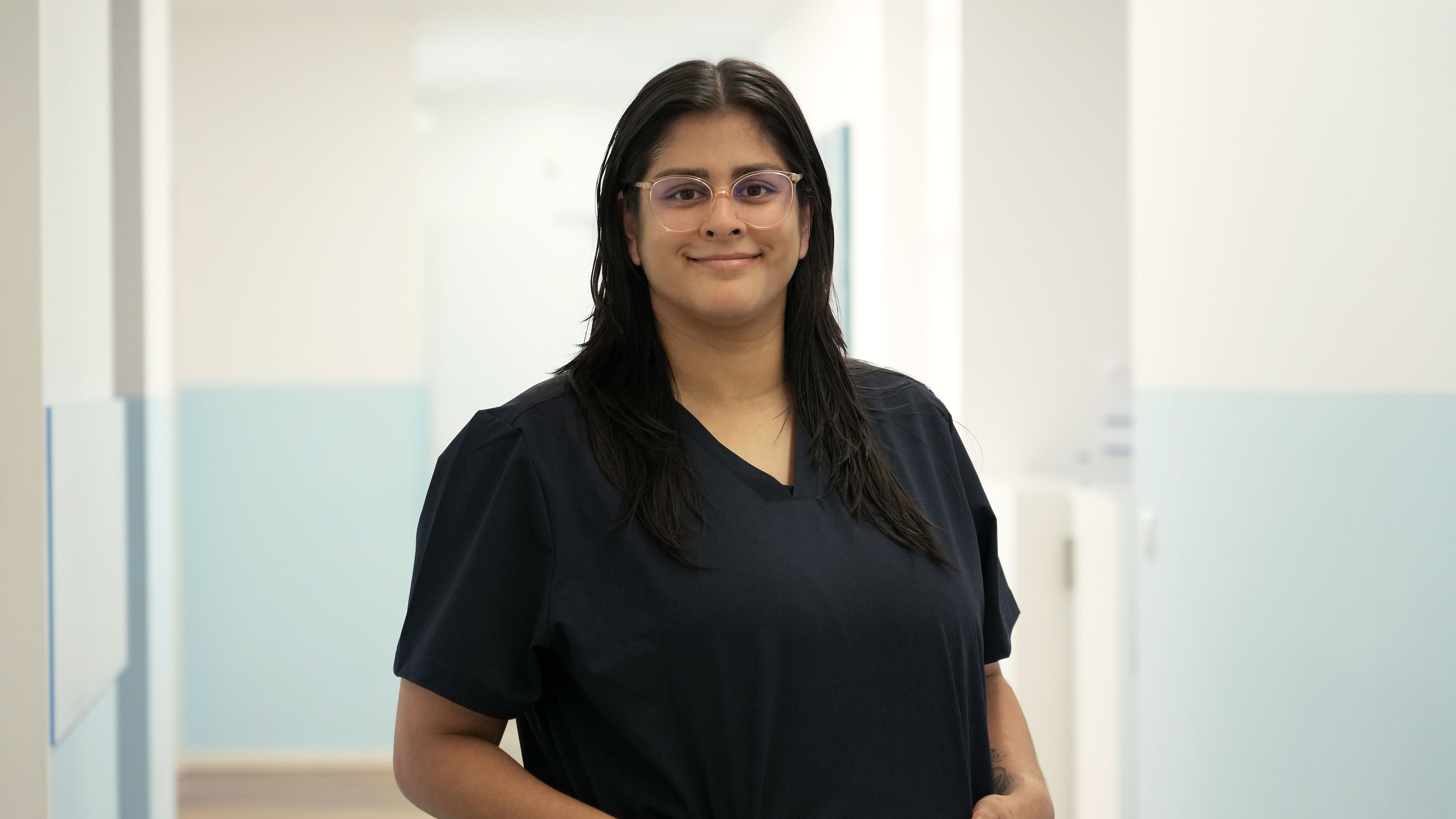 Porträt von Baljit Hornig im Praxis-Flur, Mitarbeiterin im Lungenzentrum Darmstadt, Backoffice