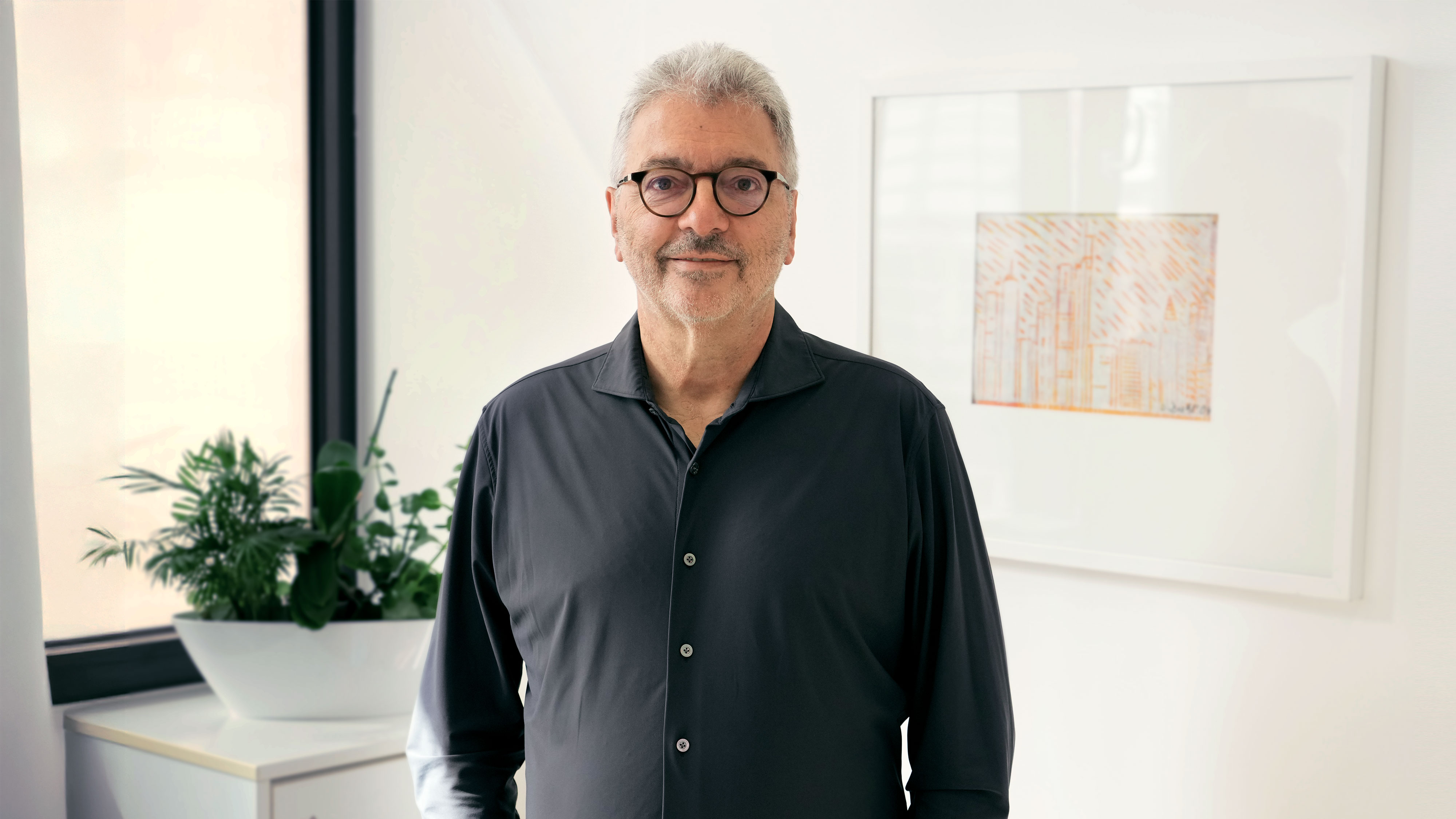 Freundliches Porträt des leitenden Arztes Dr. med. Andreas Forster im eigenen Praxisraum des Lungenzentrums Darmstadt