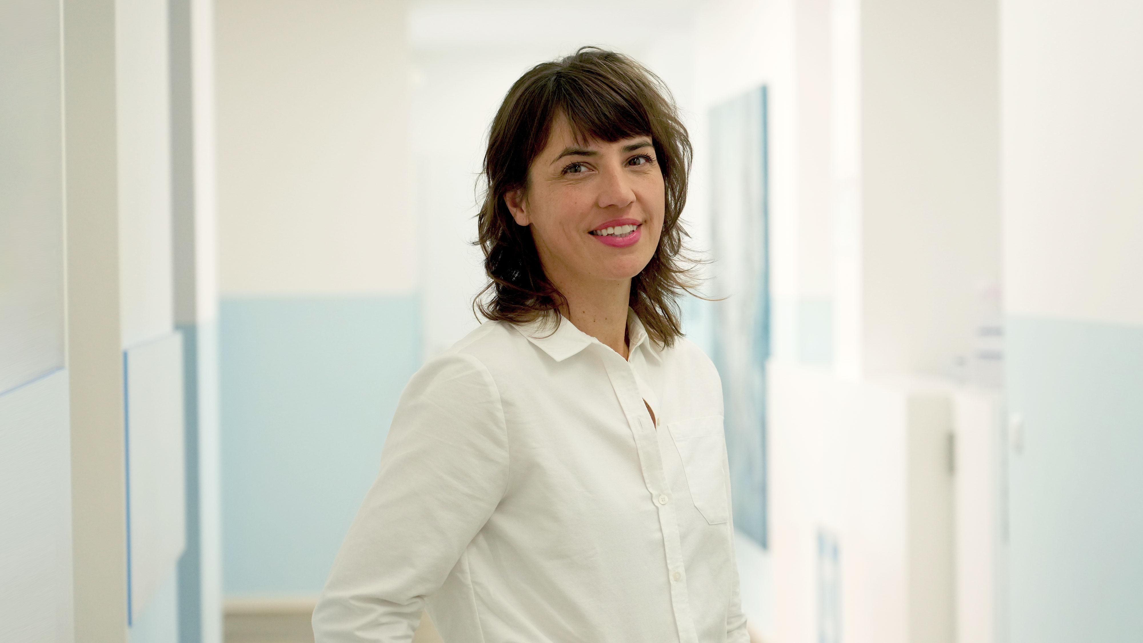 Freundliches Porträt der angestellten Ärztin Nora Gutscher im Praxisflur des Lungenzentrums Darmstadt