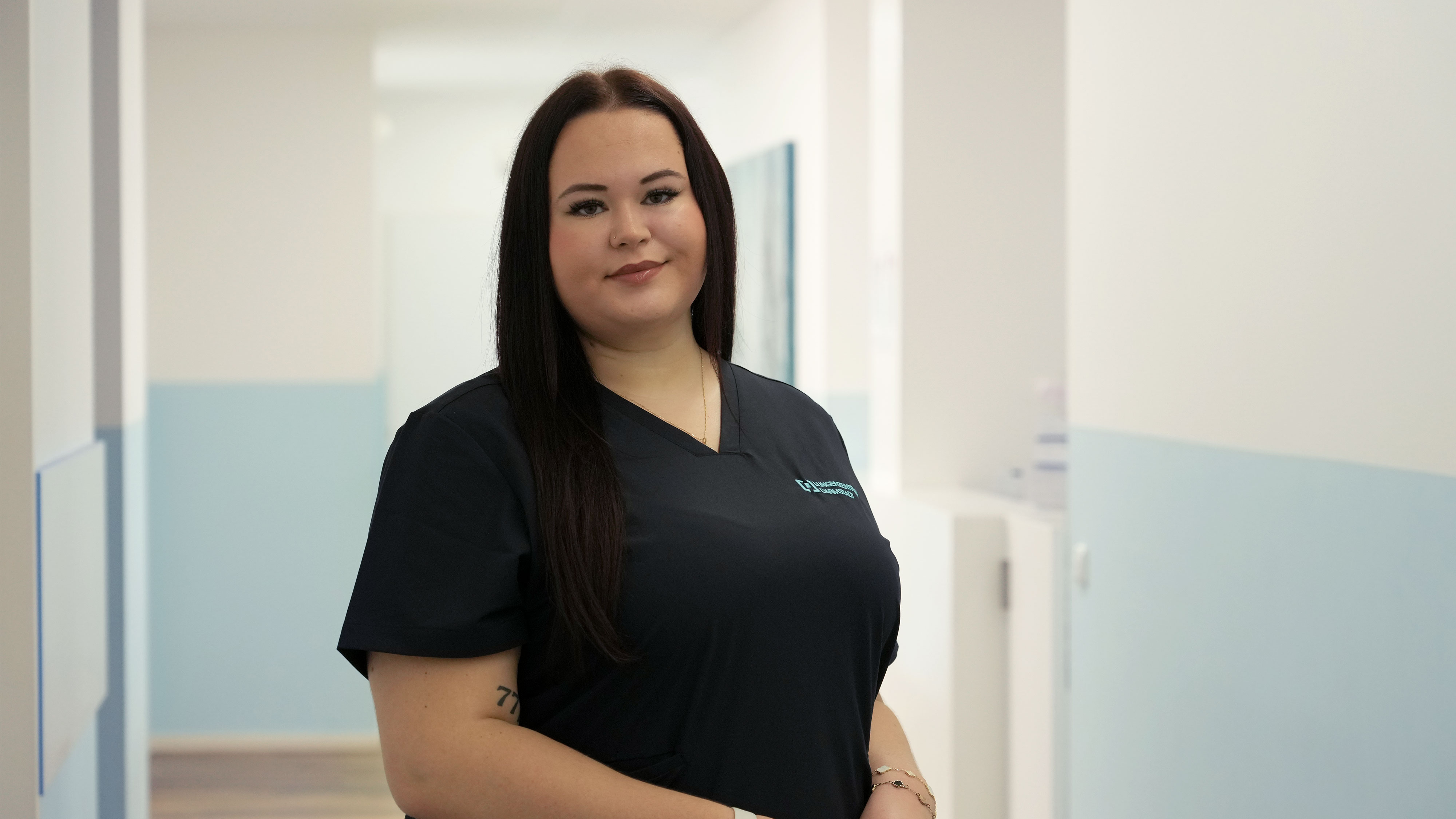 Porträt von Julia Grujic im Praxis-Flur, Mitarbeiterin im Lungenzentrum Darmstadt