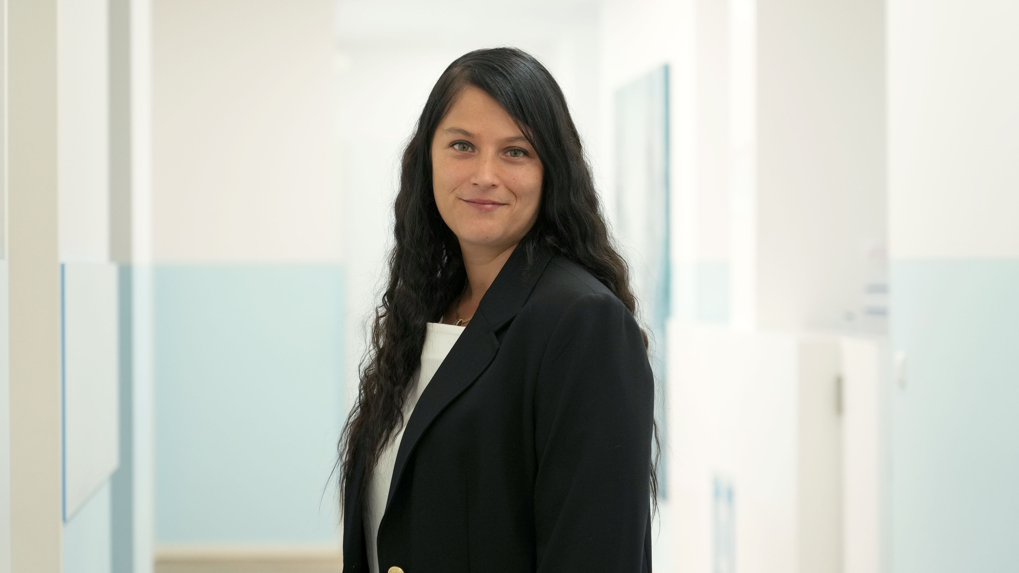 Porträt von Katja Seydel im Praxis-Flur, Mitarbeiterin im Lungenzentrum Darmstadt, Backoffice