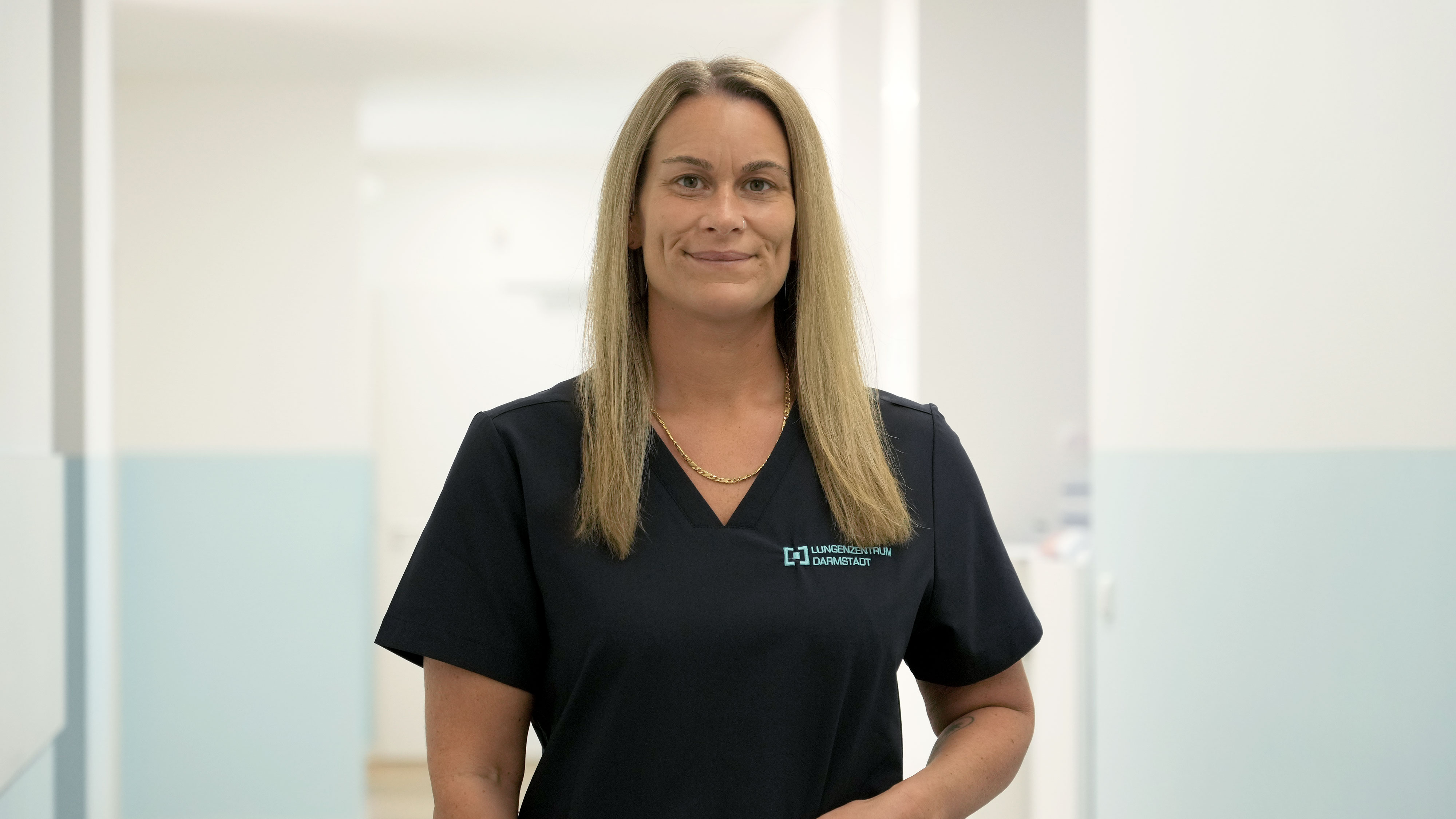 Porträt von Kim Faerber im Praxis-Flur, Mitarbeiterin im Lungenzentrum Darmstadt