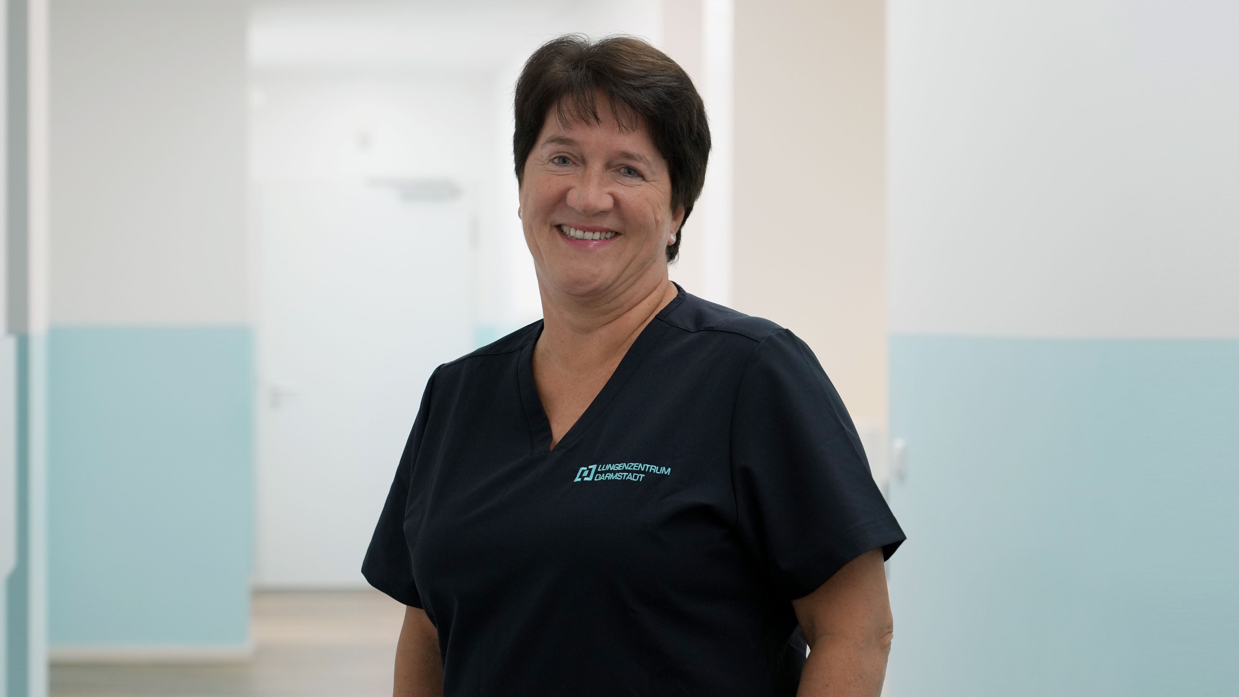 Porträt von Marion Loos im Praxis-Flur, Mitarbeiterin im Schlaflabor des Lungenzentrums Darmstadt