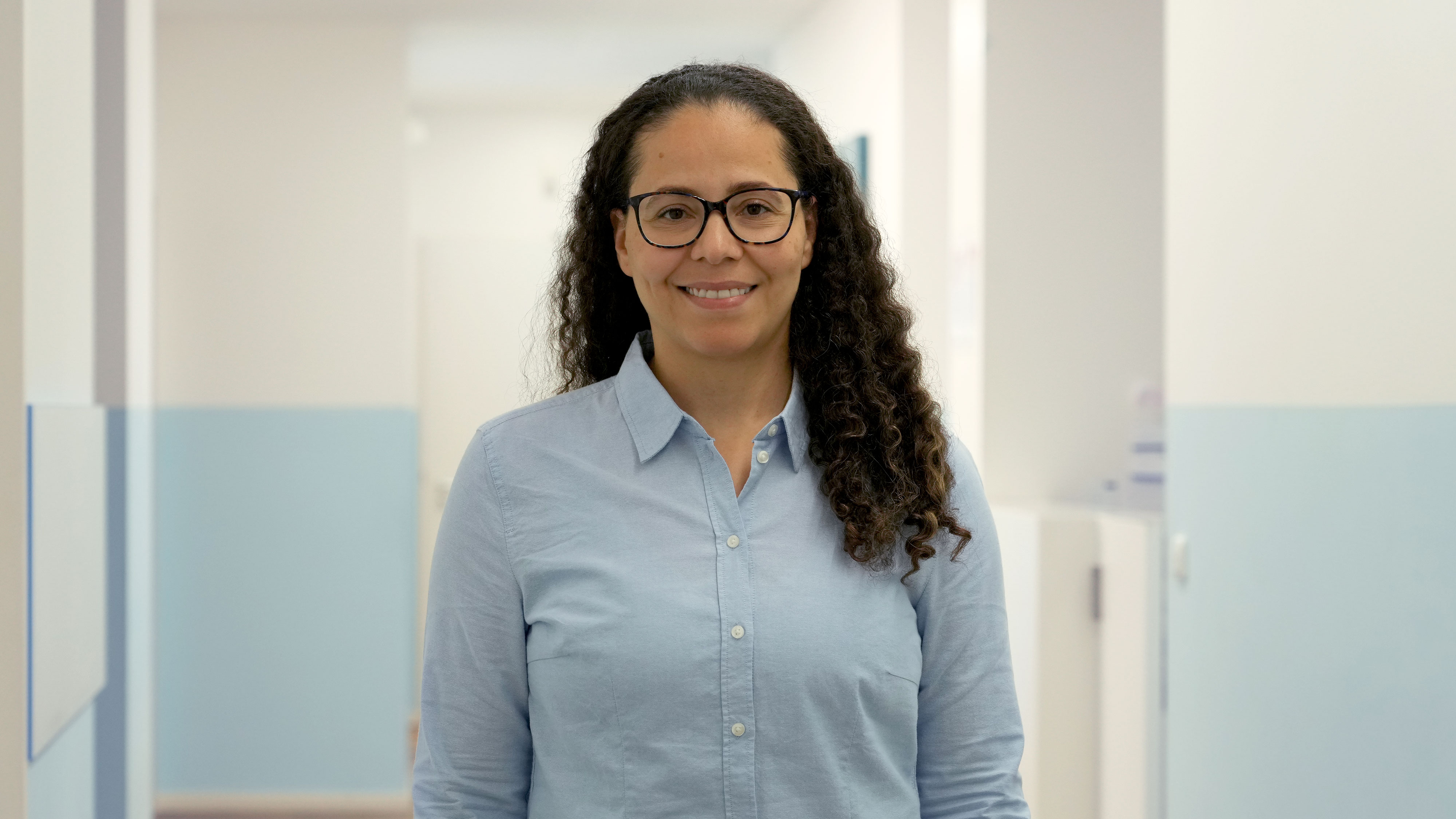 Freundliches Porträt der angestellten Ärztin Tatiana Hildebrand im Praxisflur des Lungenzentrums Darmstadt