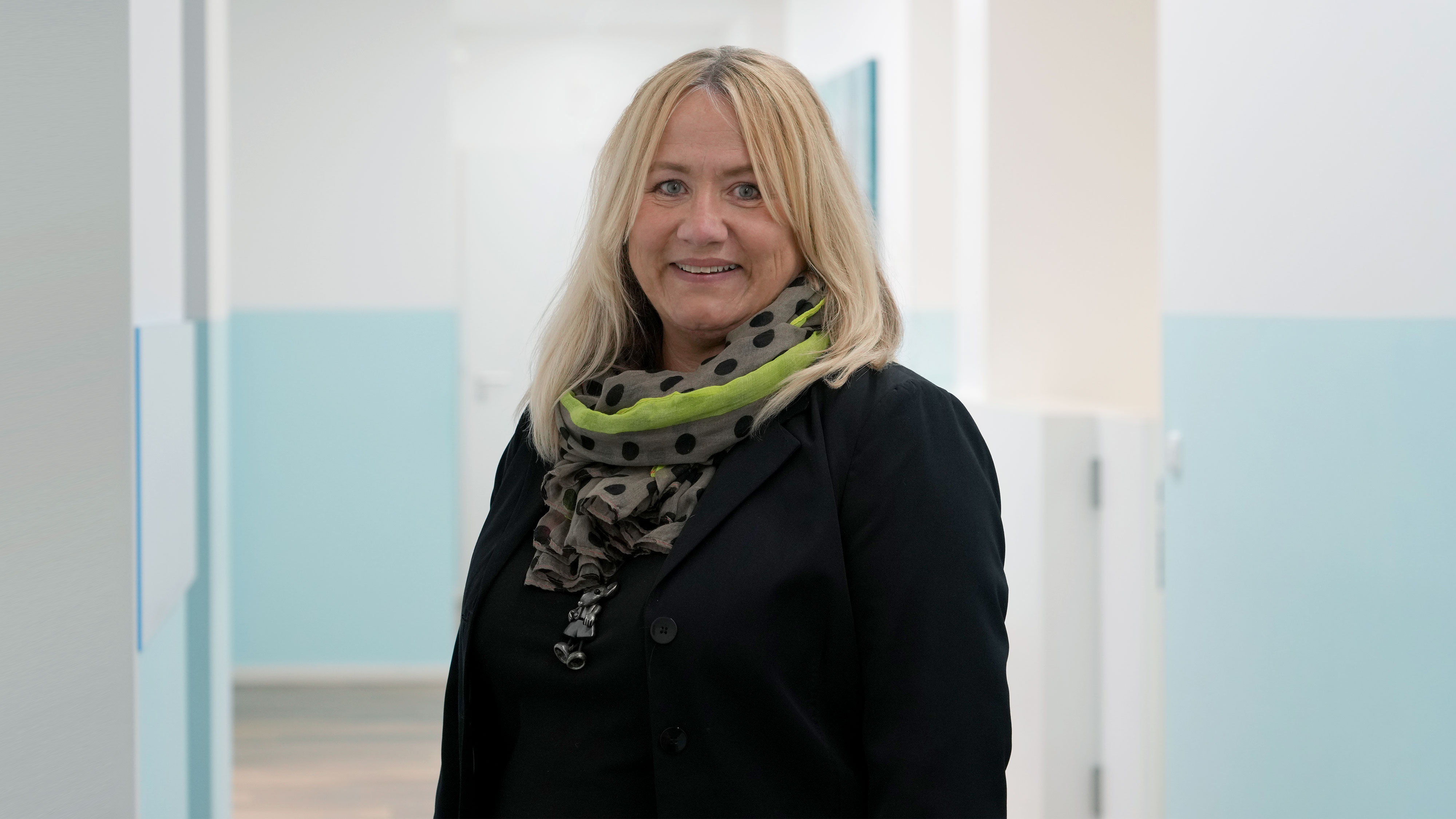 Porträt von Ulrike Suchland im Praxis-Flur, Mitarbeiterin im Lungenzentrum Darmstadt, Backoffice