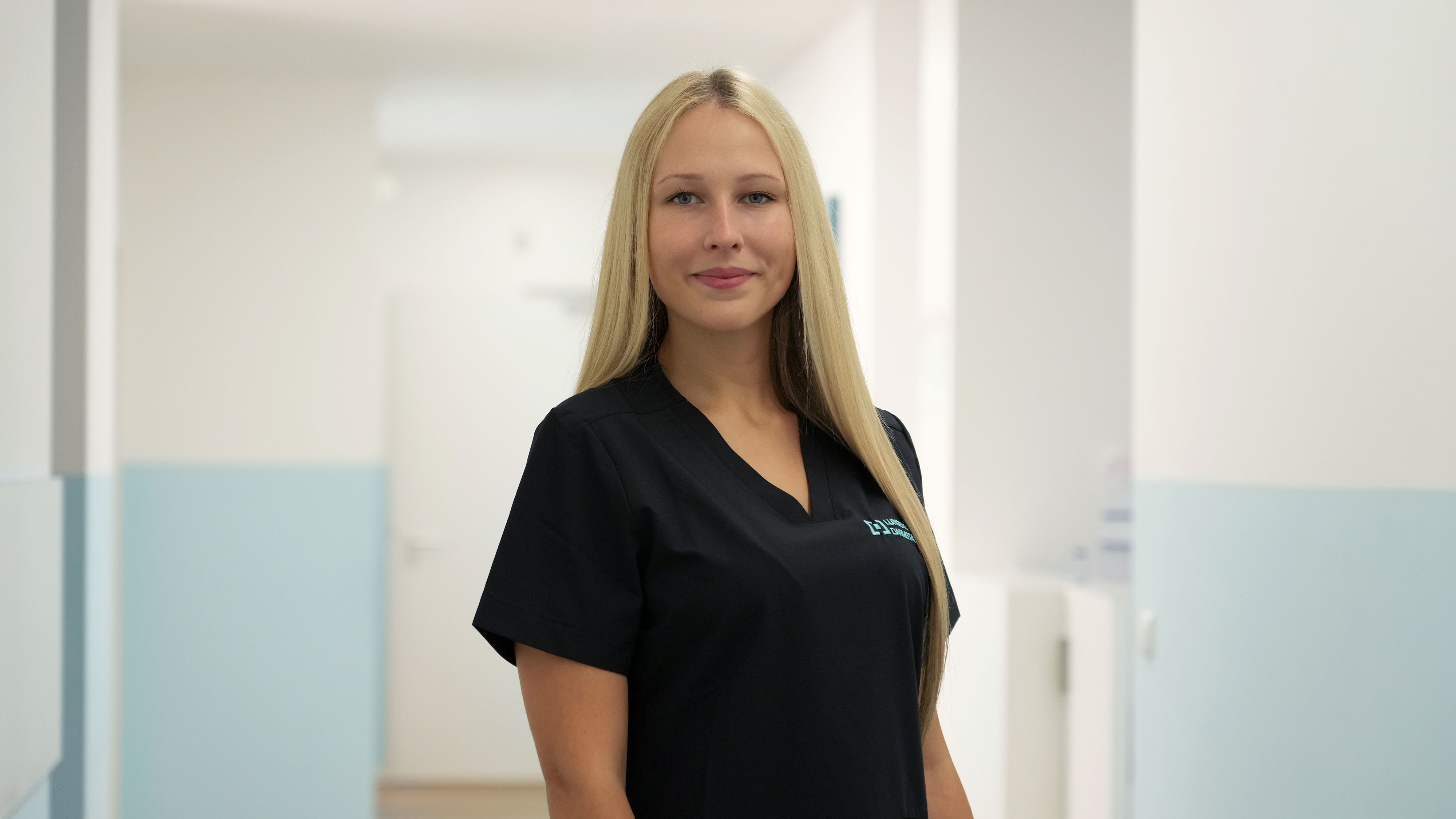 Porträt von Vivien Thielen im Praxis-Flur, Mitarbeiterin im Lungenzentrum Darmstadt